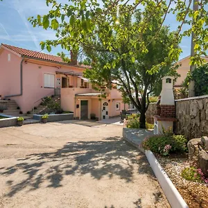 https://apartmani-jd.primorje-gorskikotar.com